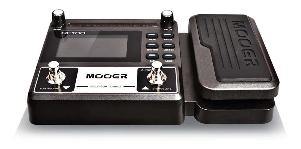 Mooer GE100 de lado, com a régua de módulos CT, FX, DS, AMP, NS, EQ, MOD, DLY e REV impressa no topo — foto 5 de 6