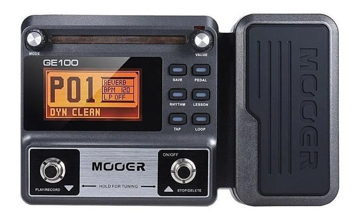 Pedaleira Mooer GE100 vista de cima: display LCD laranja no preset P01 DYN CLEAN, knobs MODE e VALUE e pedal de expressão — foto 1 de 6