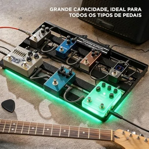Pedalboard com três pedais de efeito e fonte de alimentação — foto 3 de 4