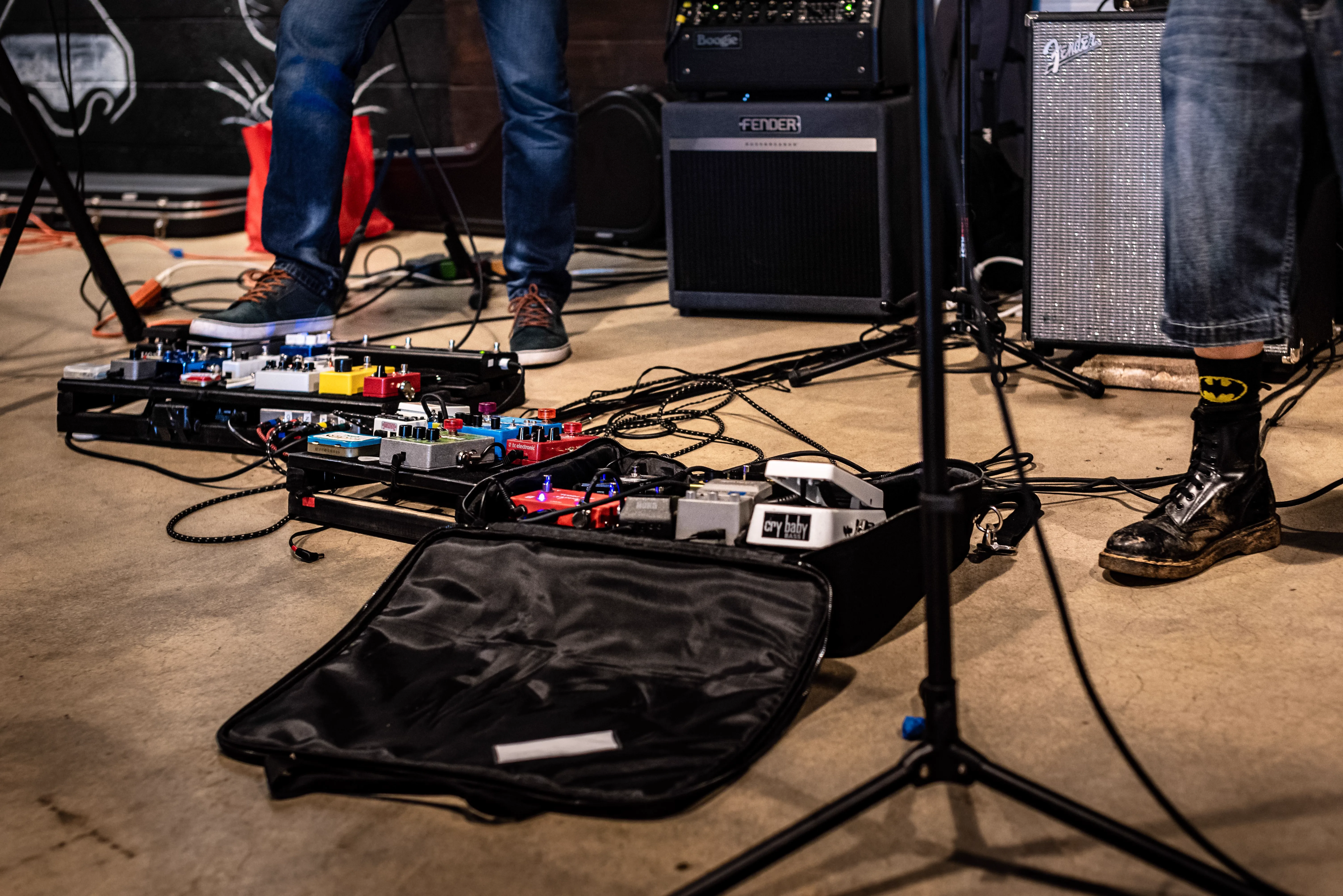 detalhe dos cabos patch conectando pedais em sequência numa pedalboard