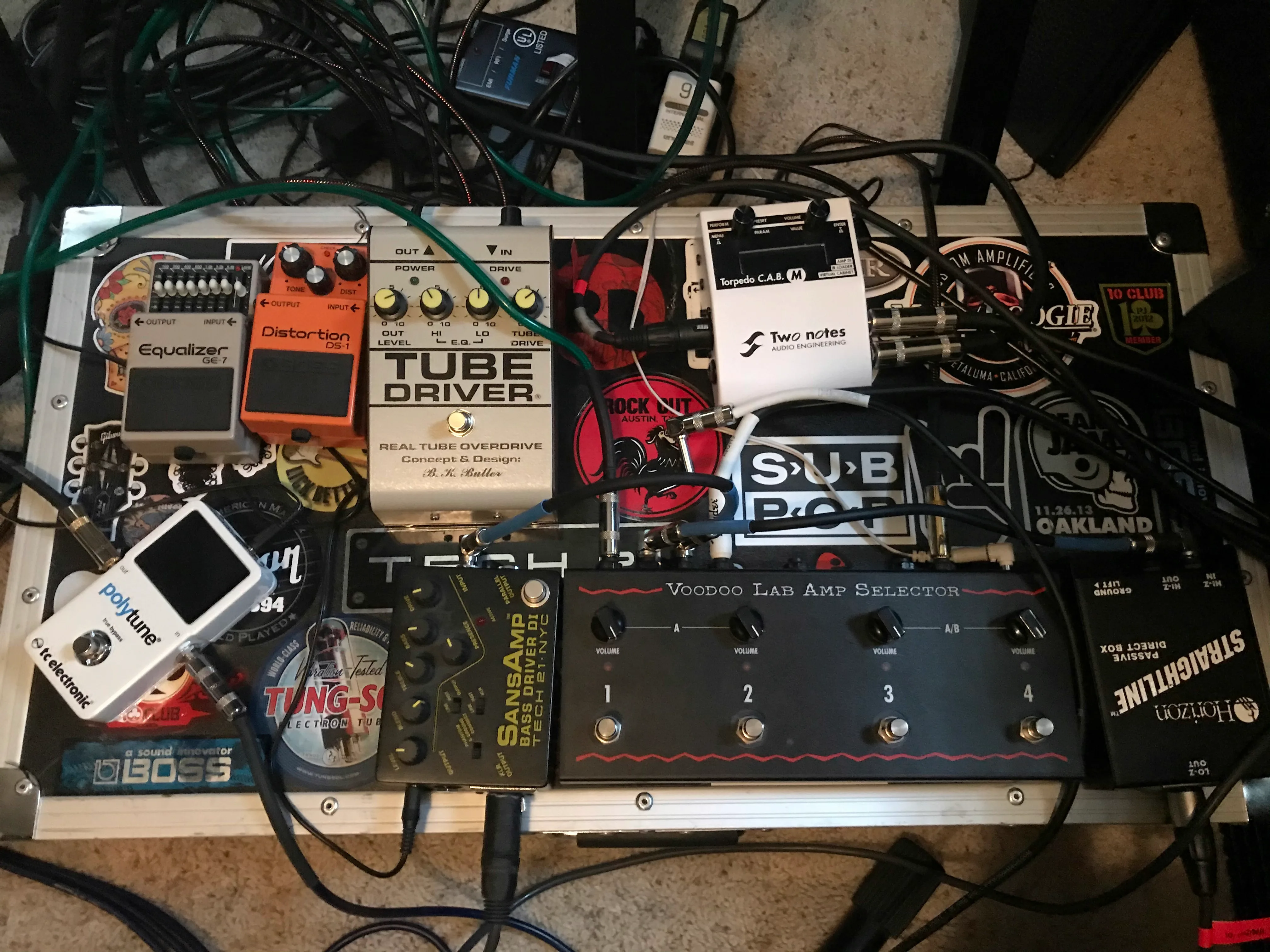 pedalboard completo com vários pedais de efeito ligados em série