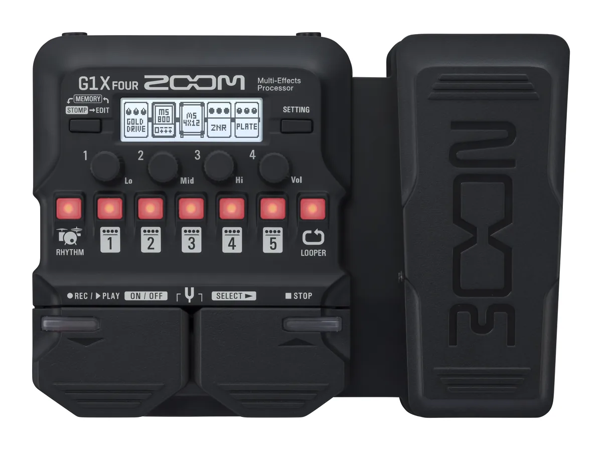 Zoom G1X Four sobre mesa com guitarra ao fundo — foto 2 de 4