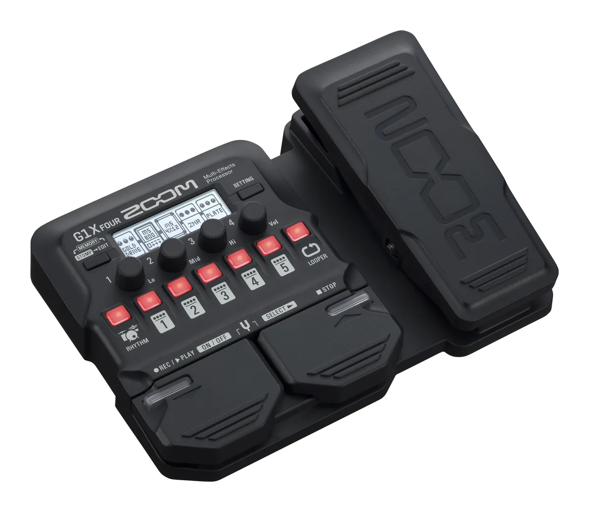 Zoom G1X Four sobre mesa com guitarra ao fundo — foto 4 de 4