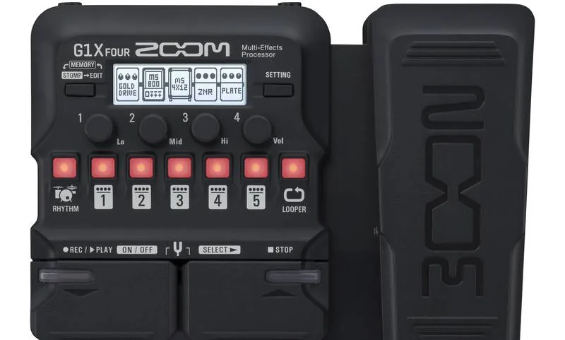 Zoom G1X Four sobre mesa com guitarra ao fundo — foto 1 de 4