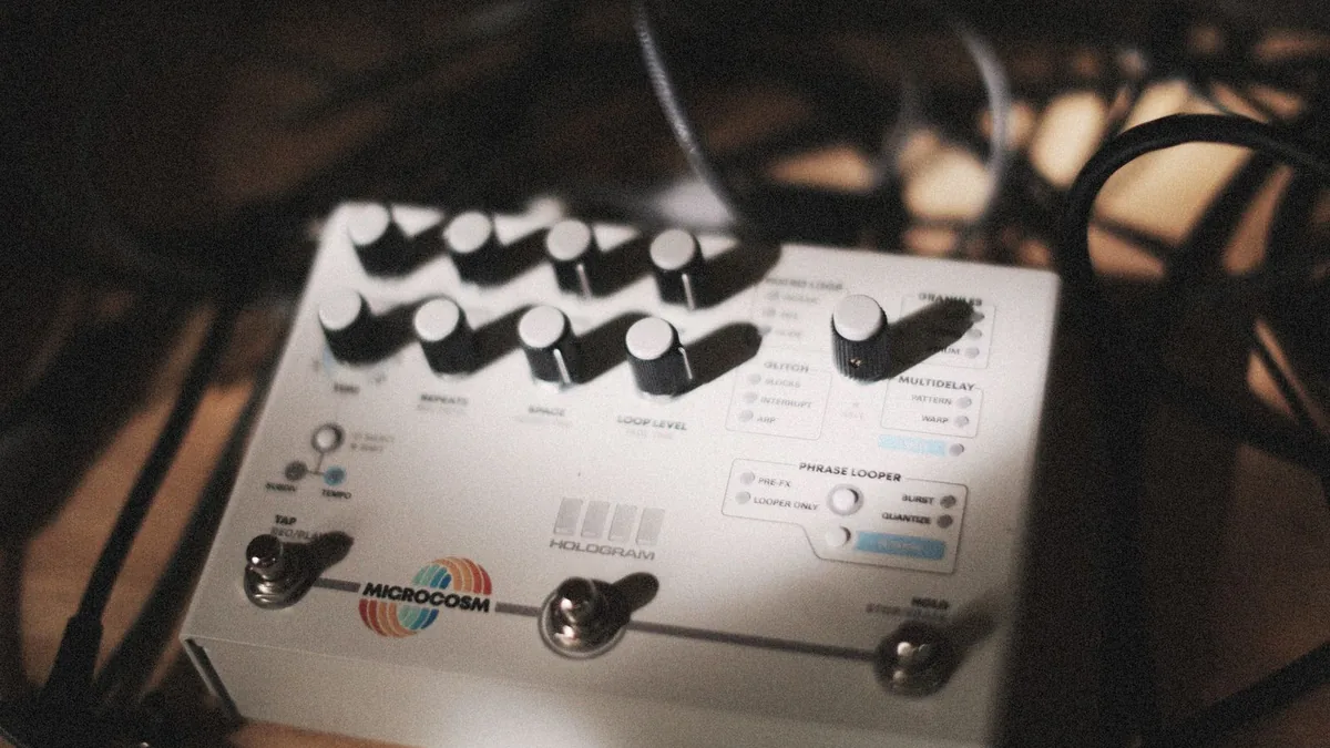 pedaleira multiefeitos com vários knobs, seletores e três footswitches