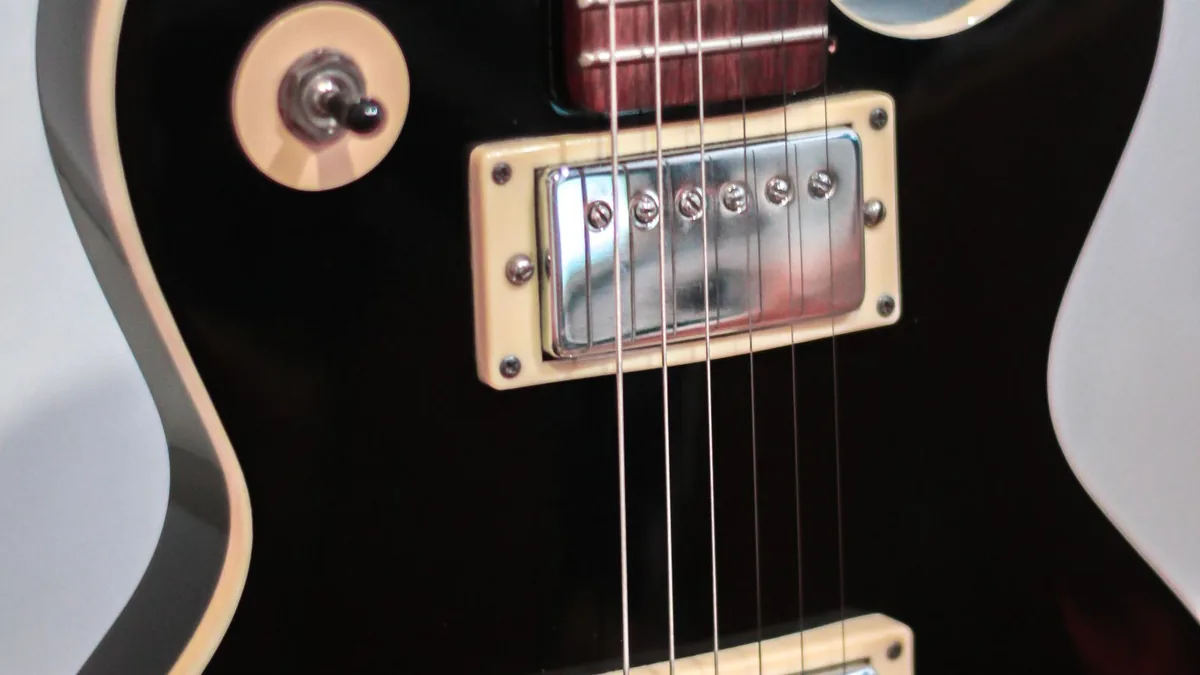 corpo de guitarra elétrica preta com captadores humbucker e ponte fixa