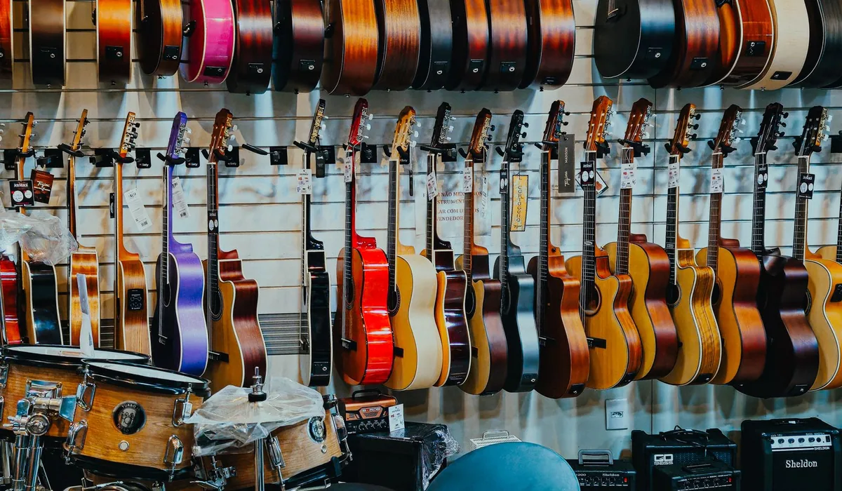 vitrine de loja com guitarras e violões expostos lado a lado