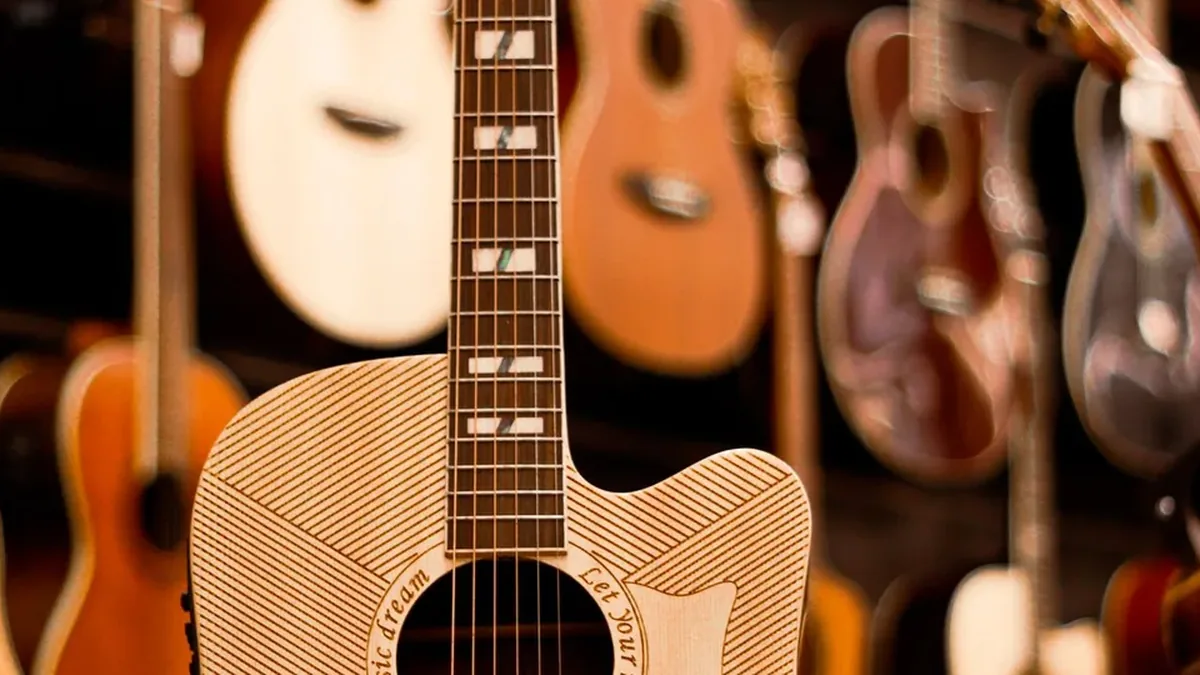 parede de loja de instrumentos com violões de preços variados expostos