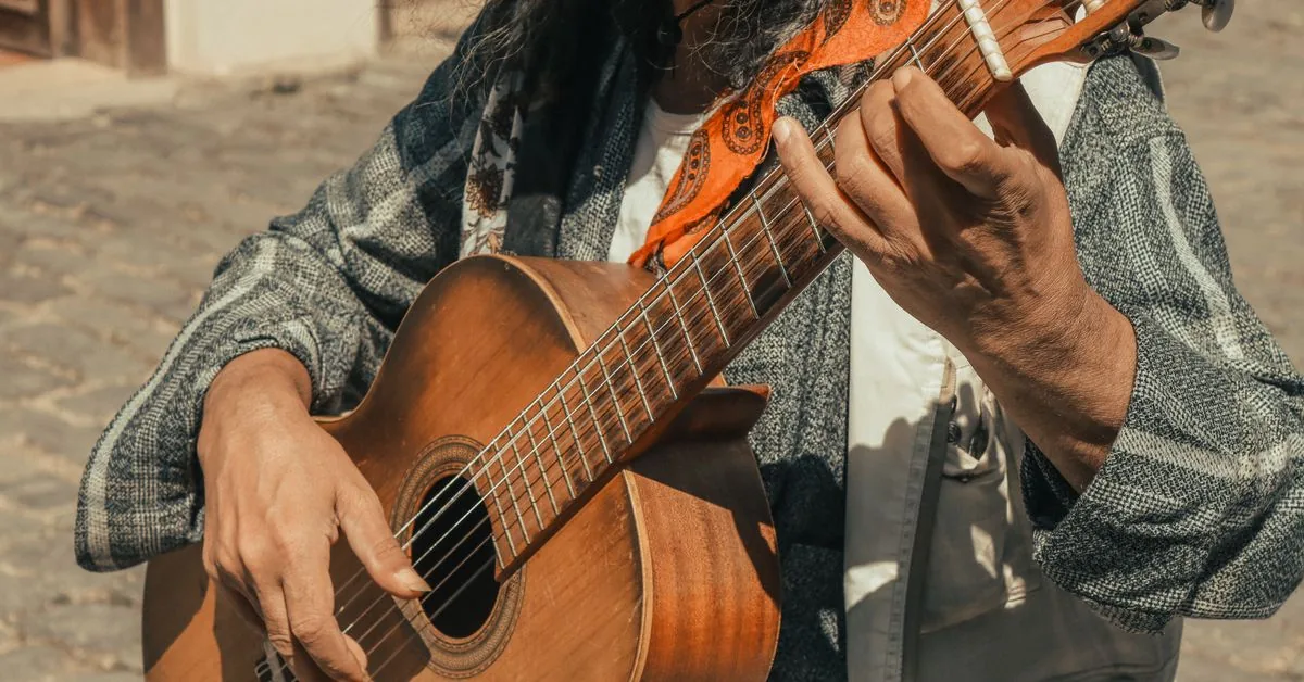 — guitarrista iniciante segurando a guitarra, fundo de quarto