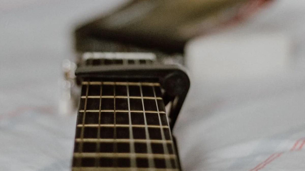 capotraste preso na primeira casa, com o braço da guitarra visto de topo