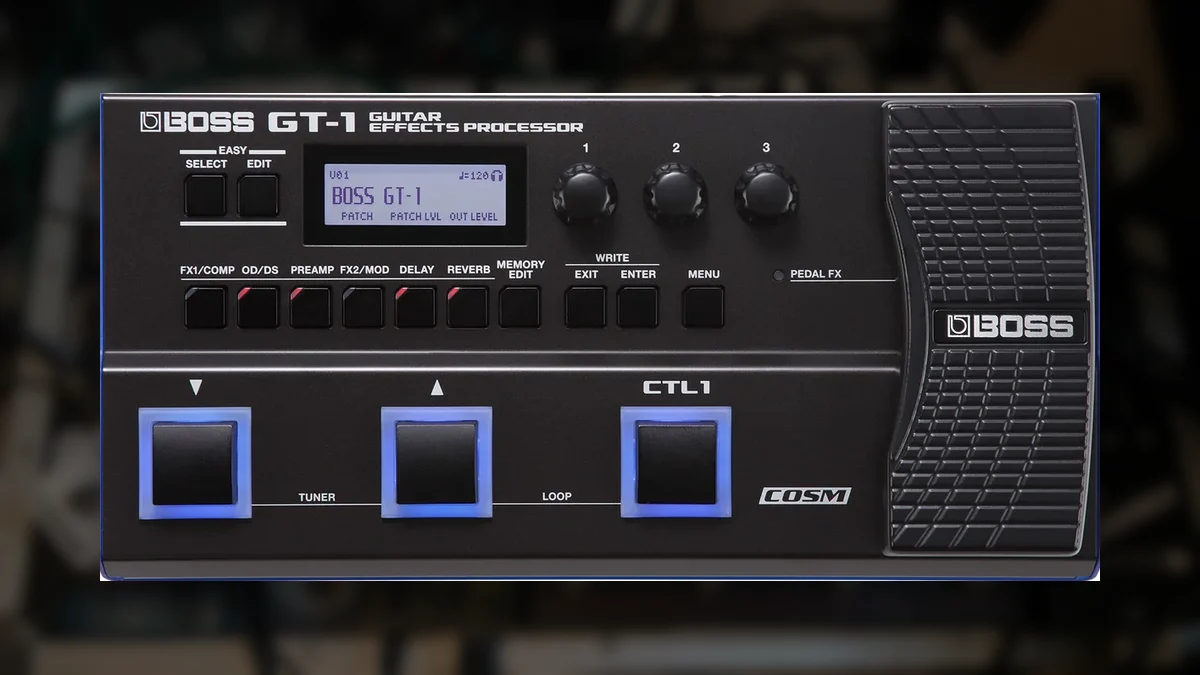 pedaleira Boss GT-1 em close sobre fundo escuro de pedalboard desfocado