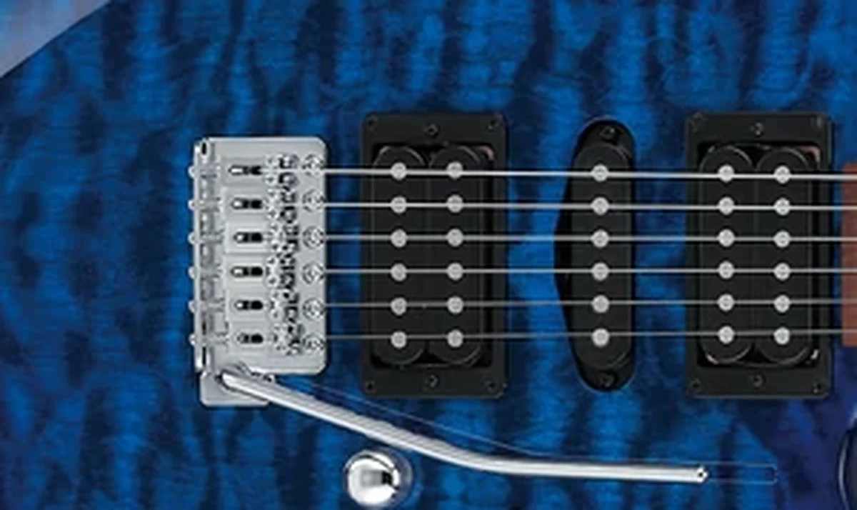 guitarra com captação HSH: humbucker na ponte, single coil no meio e humbucker no braço, lado a lado