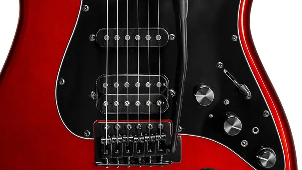 detalhe da Tagima Sixmart: dois humbuckers, single coil no meio e a ponte com trêmolo