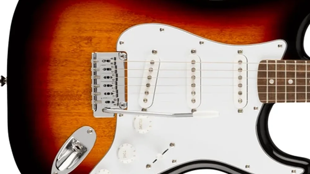 corpo da Squier Affinity Stratocaster sunburst, com escudo branco, três captadores single coil e ponte com trêmolo
