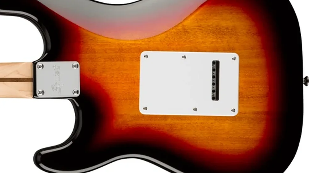 verso da Squier Affinity Stratocaster, com a chapa de junta do braço e a tampa da cavidade do trêmolo