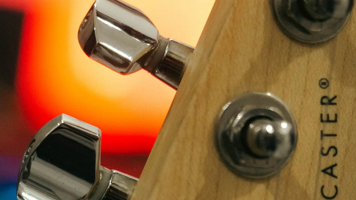 tarraxas die-cast cromadas no headstock de uma guitarra, vistas de perto