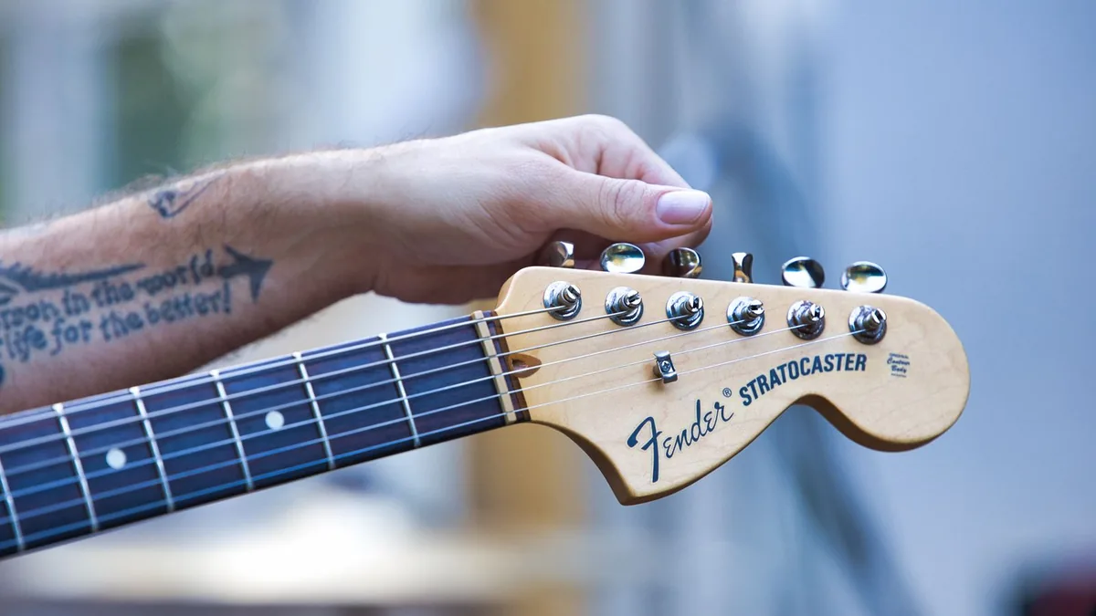 headstock de guitarra elétrica com as seis tarraxas alinhadas do mesmo lado
