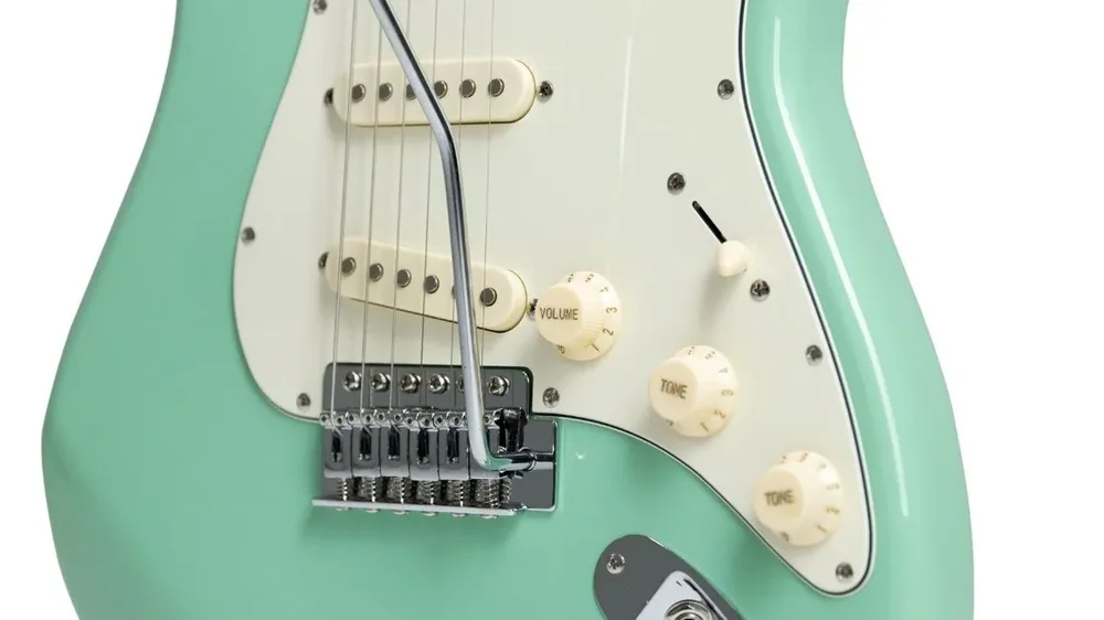 detalhe da Tagima TG-530: ponte com trêmolo, alavanca e os knobs de volume e tone