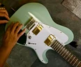 Como Regular a Ação das Cordas da Guitarra