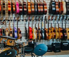 Quanto custa guitarra e violão