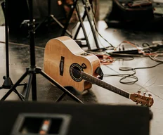 Ukulele e cavaquinho x guitarra elétrica