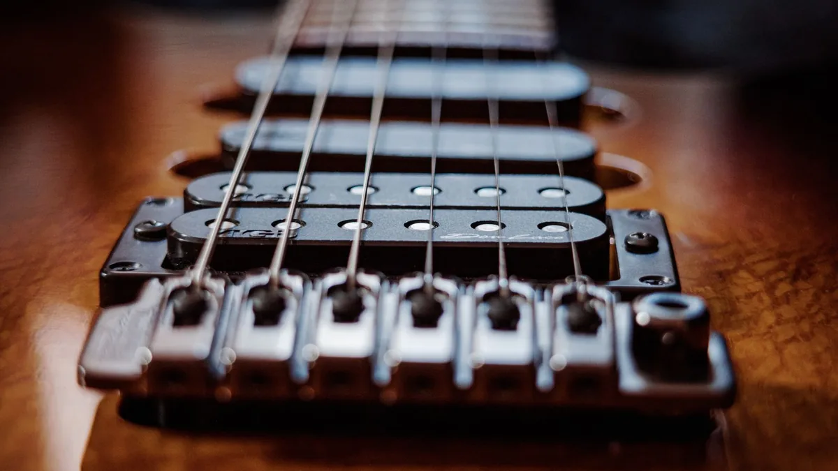 ponte tremolo de trava dupla em uma superstrat, com captadores humbucker ao fundo