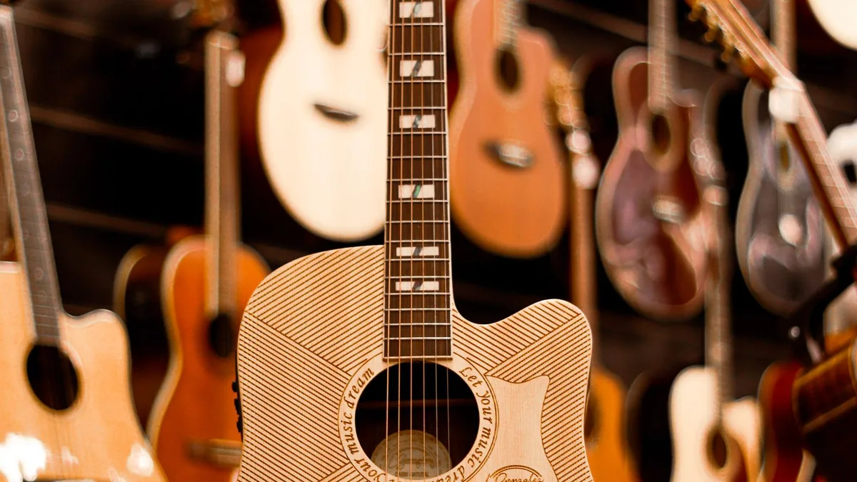 parede de loja de instrumentos com vários violões de cutaway e nylon expostos