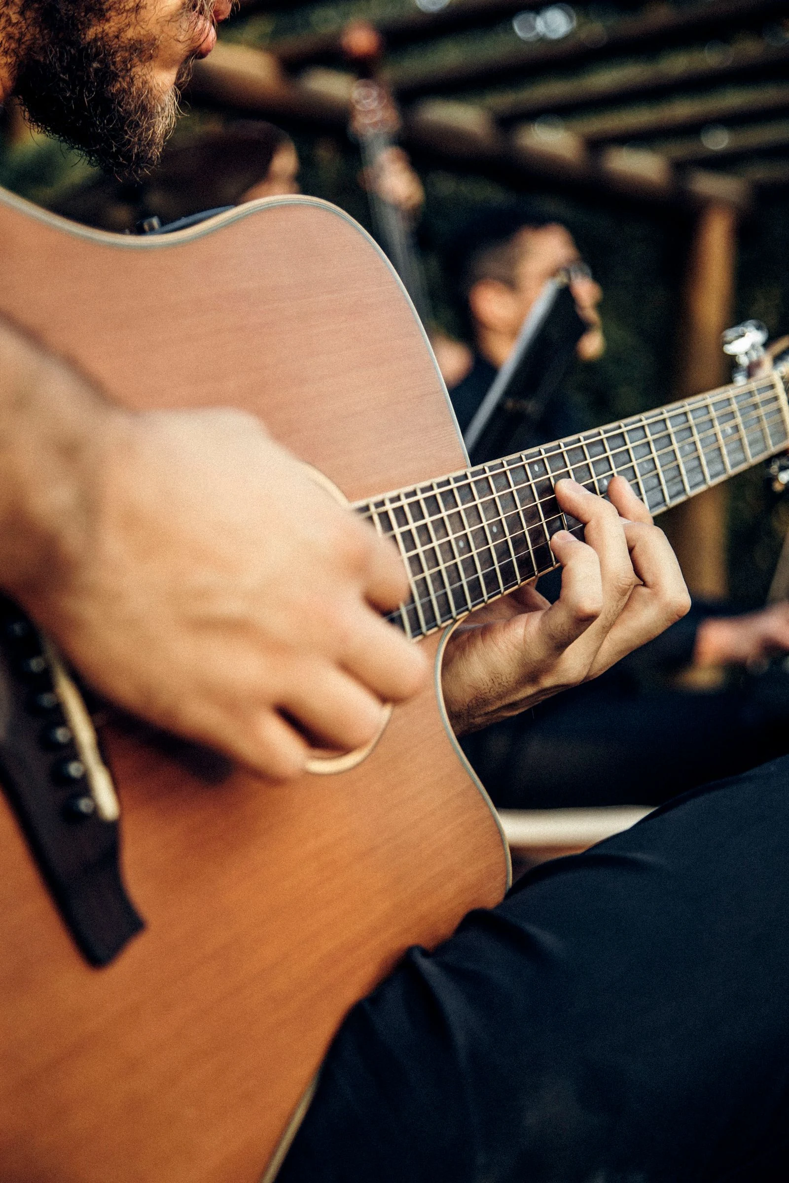 mão de violonista tocando acorde no braço do violão